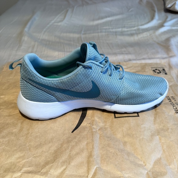 Nike Roshe One ‘Mica Blue’ Sneakers - Picture 6 of 8